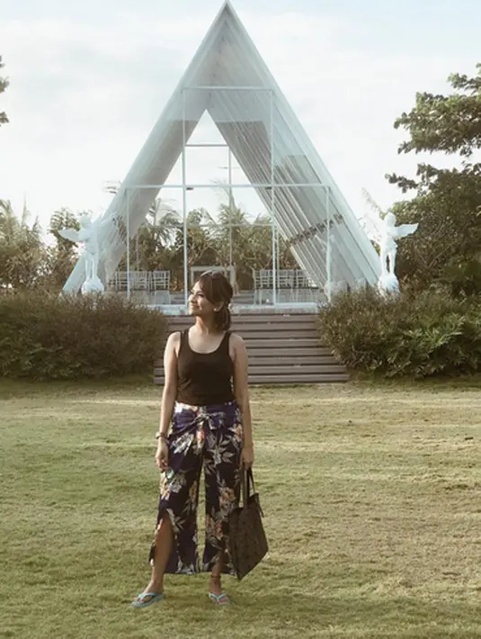 Di sisi lain, ada Vanessa yang tampil seksi dengan tank top nya berwarna hitam yang dipadukan dengan celana kulot biru bermotif bunga-bunga. Tampilannya terlihat begitu santai, terlebih dengan sandal jepitnya. (Instagram/vanessaangelofficial)