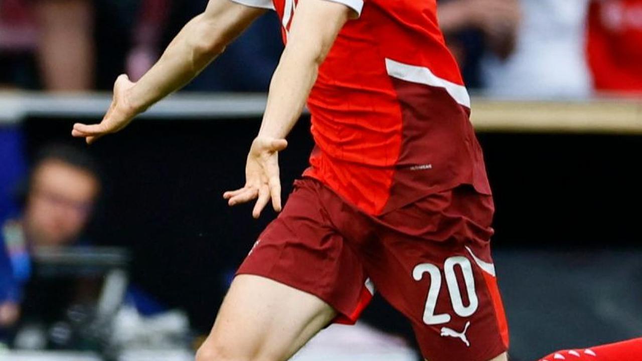 Setelah unggul 2-0 di babak pertama, Swiss sedikit kesulitan di babak kedua. Sementara, Hungaria bermain lebih menekan dan menyerang lebih gencar.&nbsp;Foto: REUTERS