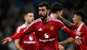 Gol Bruno Fernandes dari titik putih berhasil menyamakan kedudukan pada menit ke-88. Dua menit kemudian, Amad Diallo mencetak gol kemenangan yang sensasional di akhir pertandingan untuk Manchester United, juara Liga Inggris 20 kali itu. (Paul ELLIS/AFP)