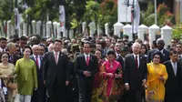 Presiden Jokowi bersama sejumlah kepala negara mengikuti 'Historical Walk' dalam rangkaian Peringatan ke-60 tahun KAA, di Jalan Asia Afrika, Bandung (Liputan6.com/Herman Zakharia)