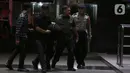 Petugas Komisi Pemberantasan Korupsi (KPK) menggiring orang yang mengaku-aku sebagai pegawai KPK di Gedung Merah Putih KPK, Jakarta, Rabu (5/2/2025). (Liputan6.com/Helmi Fithriansyah)