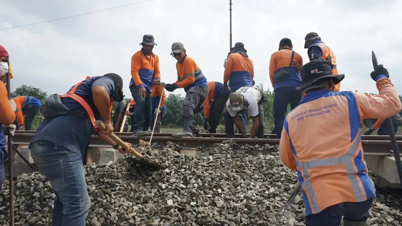 Petugas tengah memperbaiki jalur kereta api (KA) terdampak bencana Sumatera dan Aceh.
