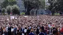 Ribuan orang mengheningkan cipta untuk memberi penghormatan kepada korban serangan Barcelona, Spanyol (18/8). Serangan mobil van itu menewaskan 13 orang, dan melukai 100 lainnya. (AFP Photo/Javier Soriano)