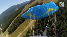 Sebuah rekaman menunjukkan pengendara speed flyer yang sempat oleng hingga hampir jatuh di hutan pinus.