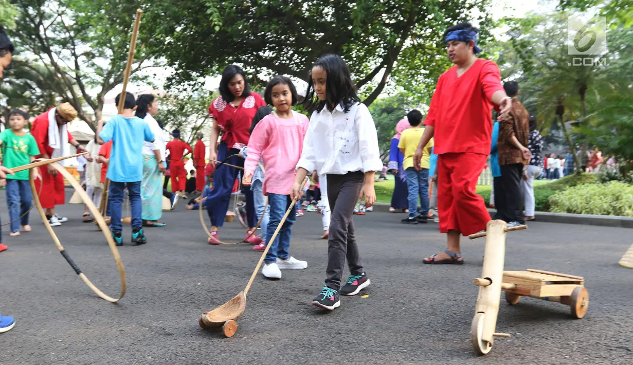 Anak-anak bermain permainan tradisional di Halaman Istana Negara, Jakarta, Jumat (20/7). Presiden Jokowi dan Ibu Negara iriana mengajak anak anak tersebut bermain, berdendang, dan berimajinasi. (Liputan6.com/Angga Yuniar)