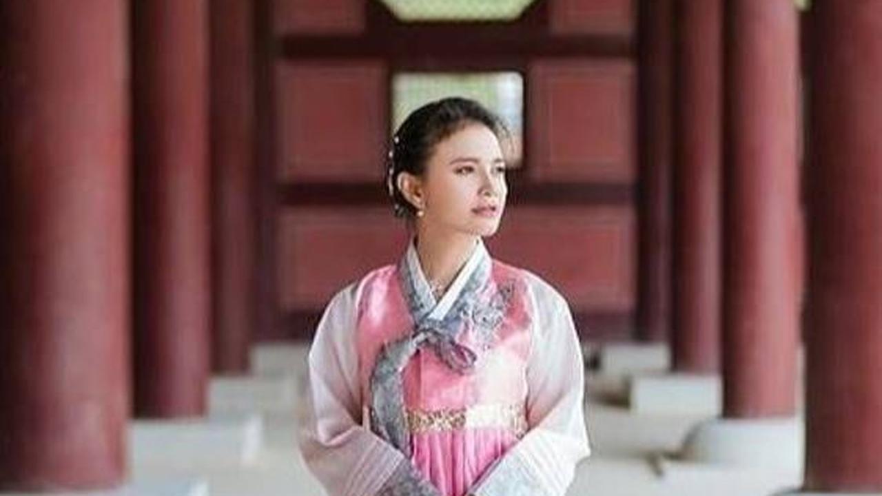Rossa Tak Kalah Elegan Saat Kenakan Hanbok Korea