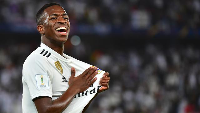 Striker Real Madrid, Vinicius Junior, merayakan kemenangan atas Al-Ain pada laga final Piala Dunia Antarklub di Stadion Zayed Sports City, Abu Dhabi, Sabtu (22/12). Al-Ain kalah 1-4 dari Madrid. (AFP/Giuseppe Cacace)