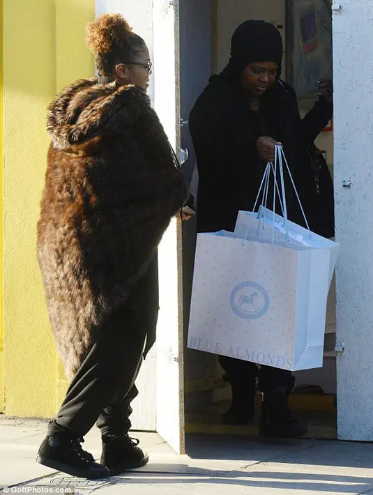 Melansir dailymail.com, seorang sumber melaporkan pada E! News saat ini Janet sedang jatuh cinta. Janet jatuh cinta pada profesi barunya menjadi seorang ibu dan merawat anaknya yang kini belum genap berusia satu bulan. (doc.dailymail.co.uk)