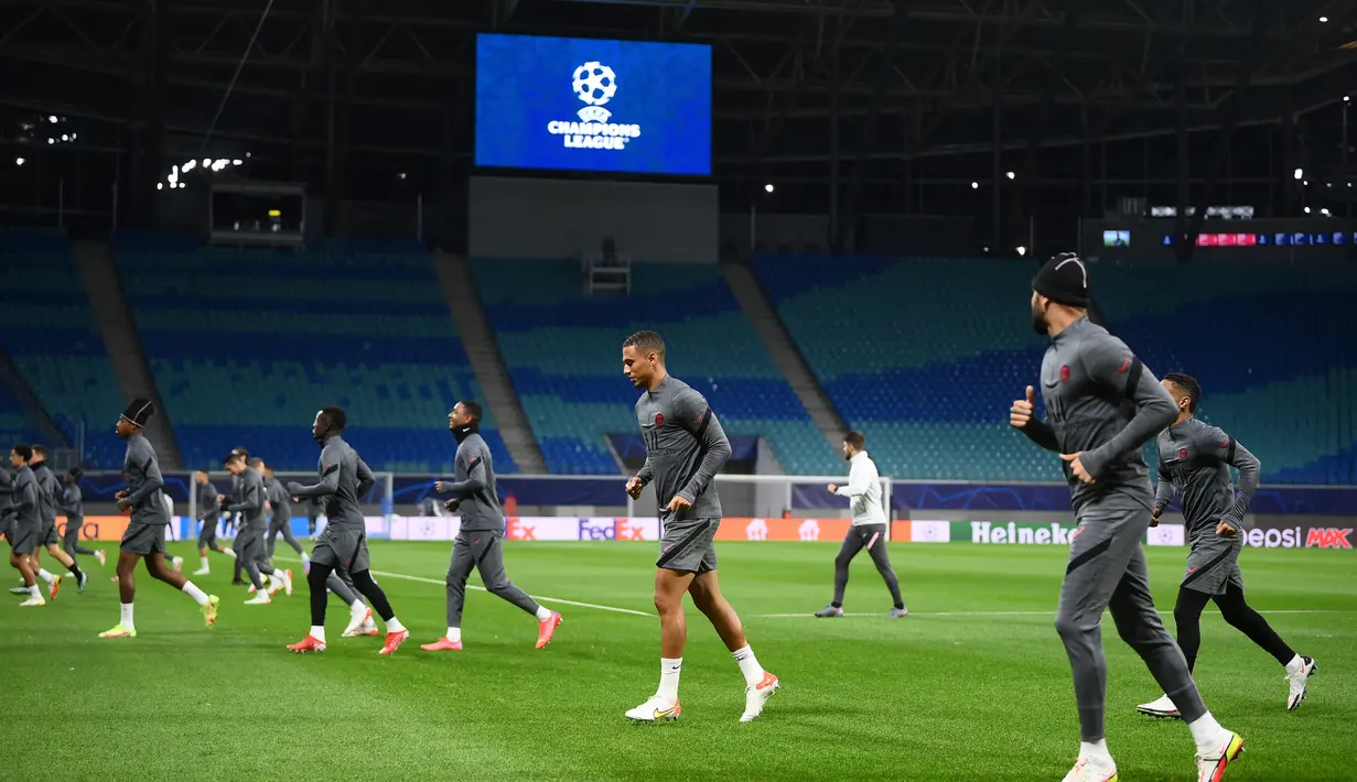 Para pemain PSG melakukan pemanasan saat ambil bagian dalam sesi latihan di Leipzig, Jerman timur (2/11/2021). PSG akan bertanding melawan RB Leipzig pada Grup A Liga Champions di RB Arena. (AFP/Franck Fife)