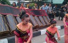 Tortor iringi ibadah HKBP & GKI Yasmin di depan Istana
