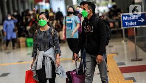 Calon penumpang berada di stasiun kereta Pasar Senen, Jakarta, Senin (20/12/2021). KAI terus berupaya mengingatkan pelanggan untuk memperhatikan persyaratan yang telah ditetapkan pemerintah dalam hal perjalanan menggunakan kereta api di masa Natal dan Tahun Baru 2022. (Liputan6.com/Johan Tallo)