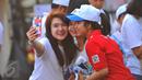 Peserta berfoto selfi karena panitia Fun Walk memperingati ke-70 Hari Bakti Postel mengadakan lomba foto via sosmet (Instagram) (Liputan6.com/Faisal R Syam) 