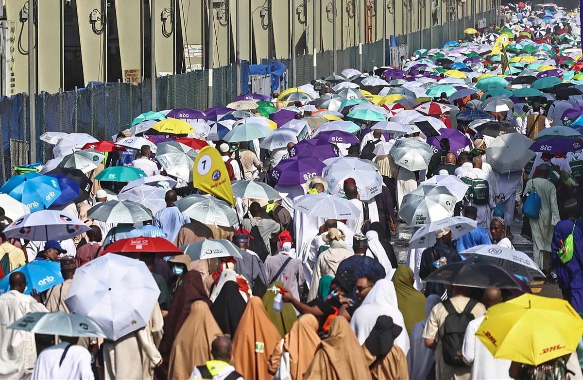 FOTO: Jemaah Haji Berpayung dan Disemprot Air Saat Cuaca Panas Ekstrem di Mina