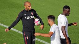 Pelatih baru AS Monaco, Thierry Henry, saat memimpin sesi latihan di La Turbie, Monaco, Jumat (19/10/2018). Thierry Henry menggantikan posisi Leonardo Jardim yang baru saja dipecat pada awal musim ini. (AFP/Valery Hache)