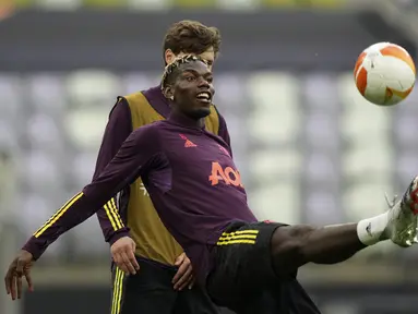 Gelandang Manchester United (MU), Paul Pogba mengontrol bola pada sesi latihan menjelang final Liga Europa di Gdansk, Polandia, Selasa (25/5/2021).  Manchester United akan melakoni final Liga Europa melawan Villarreal pada Kamis (27/5) dini hari WIB. (AP Photo/Michael Sohn)
