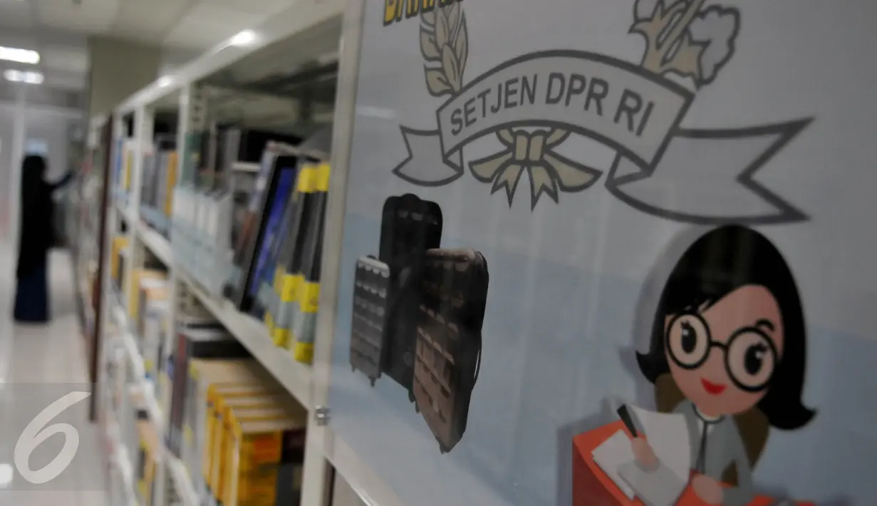 Sejumlah koleksi buku di perpustakaan DPR, kompleks Parlemen Senayan, Jakarta, Jumat (01/04). Rencananya, pimpinan DPR RI akan membangun gedung perpustakaan mewah di Komplek Parlemen Senayan, dengan anggaran Rp 570 miliar. (Liputan6.com/Johan Tallo)