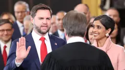 Donald Trump akan didampingi JD Vance yang sebelumnya juga secara resmi menjadi Wakil Presiden Amerika Serikat usai membacakan sumpah jabatannya. (Kevin Lamarque/POOL/AFP)