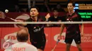 Ganda putra Indonesia, Hendra A Gunawan mengembalikan bola saat berlaga melawan Mathew Fogarty/Seguin di Total BWF World Championships 2015 (USA) di Jakarta, Senin (10/8/2015). Andrei/Hendra unggul 21-18, 21-8. (Liputan6.com/Helmi Fithriansyah)