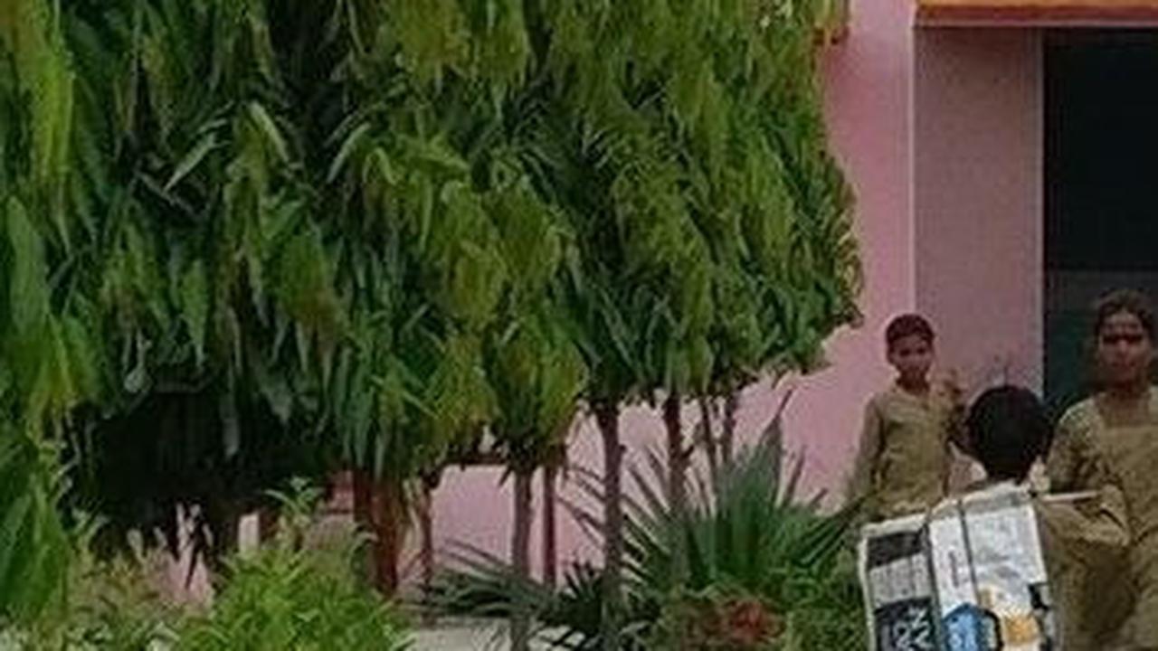 "Kemarin anak saya pulang sambil menangis," kata Rubina, ibu murid itu. "Dia sangat trauma. Bukan begitu cara memperlakukan anak-anak."