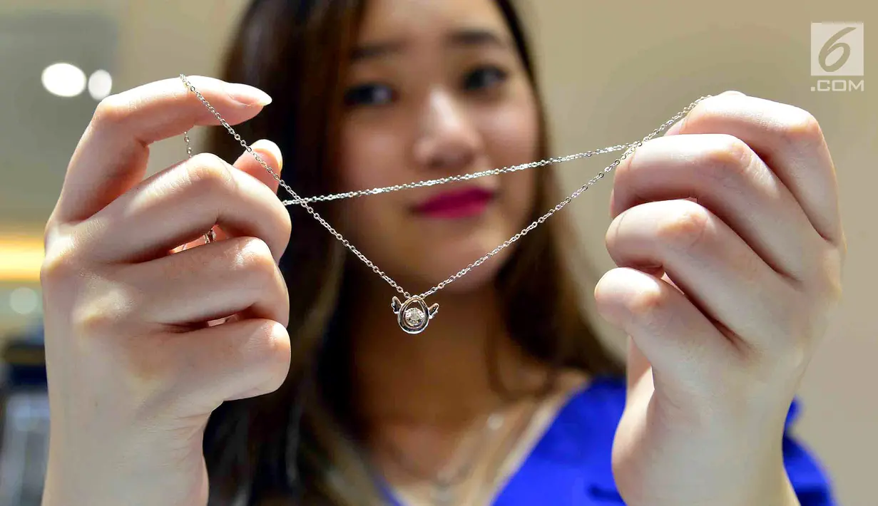 Model menunjukkan kalung berlian koleksi dari Adelle Jewellery di Mall Kelapa Gading, Jakarta, Kamis (8/6). Jelang lebaran perhiasan mewah ini dijual dengan harga termurah tiga jutaan hingga puluhan juta rupiah. (Liputan6.com)