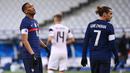 Pemain Prancis, Anthony Martial dan Antoine Griezmann tampak kecewa usai ditaklukkan Finlandia pada laga uji coba di Stadion Stade de France, Rabu (11/11/2020). Prancis takluk dengan skor 0-2. (AFP/Franck Fife)