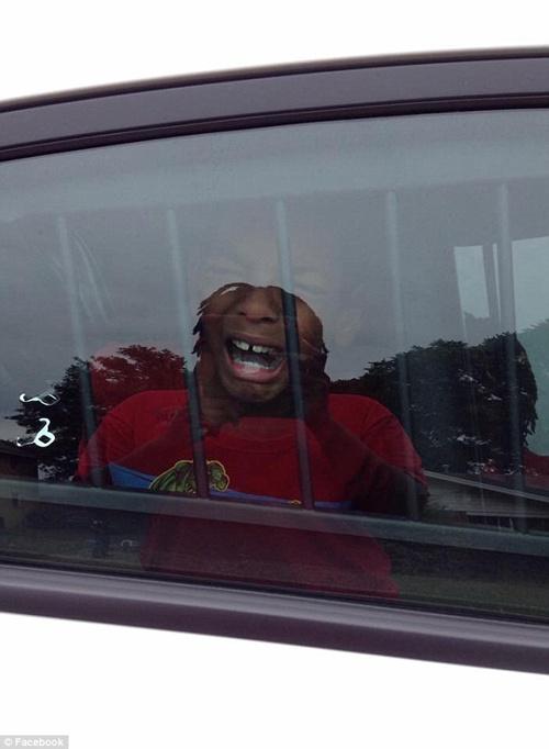 Sean menangis saat dibiarkan 5 menit di dalam mobil polisi | Photo: Copyright dailymail.co.uk