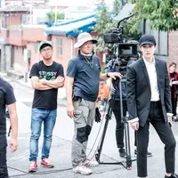 Suho EXO syuting drama The Universe's Star. Foto: Soompi