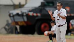 Pelatih Persela, Herry Kiswanto, memberikan instruksi saat melawan Persiba pada laga Piala Presiden 2017 di Stadion Si Jalak Harupat, Jawa Barat, Senin (6/2/2017). Persiba menang 1-0 atas Persela. (Bola.com/Peksi Cahyo)