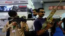 Sejumlah pengunjung mencoba senjata laras panjang saat Pameran Pertahanan Internasional dan Seminar "IDEAS 2016" di Karachi, Pakistan (23/11). Pameran senjata ini di ikuti oleh 90 delagasi dari 43 negara. (Reuters/Akhtar Soomro)