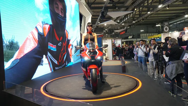 Model-model cantik ikut meramaikan pameran EICMA 2019 yang berlangsung di kota Milan, Italia, 7-11 November 2019