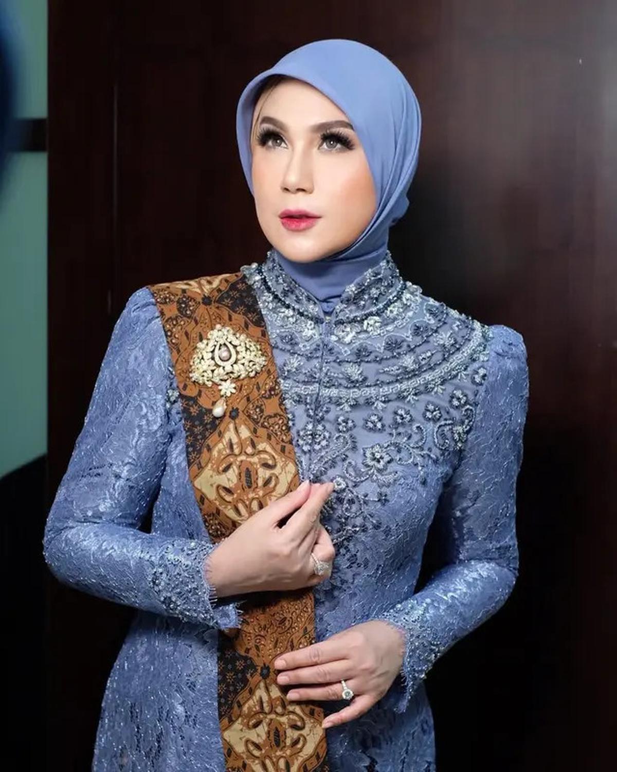 7 Inspirasi Outfit Kondangan Ala Artis Lawas 90-an, Ada Inneke Koesherawati sampai Marini Zumaris yang Tampil Memesona