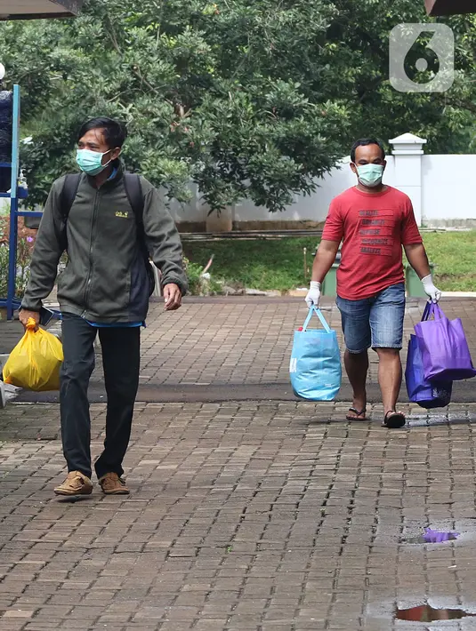 Pasien yang telah dinyatakan sembuh dari COVID-19 berjalan meninggalkan ruangan isolasi Graha Wisata Ragunan di Jakarta, Jumat (29/1/2021). Sebanyak 68 pasien covid-19 dari total 81 pasien yang melakukan isolasi di tempat itu telah dinyatakan sembuh. (Liputan6.com/Herman Zakharia)