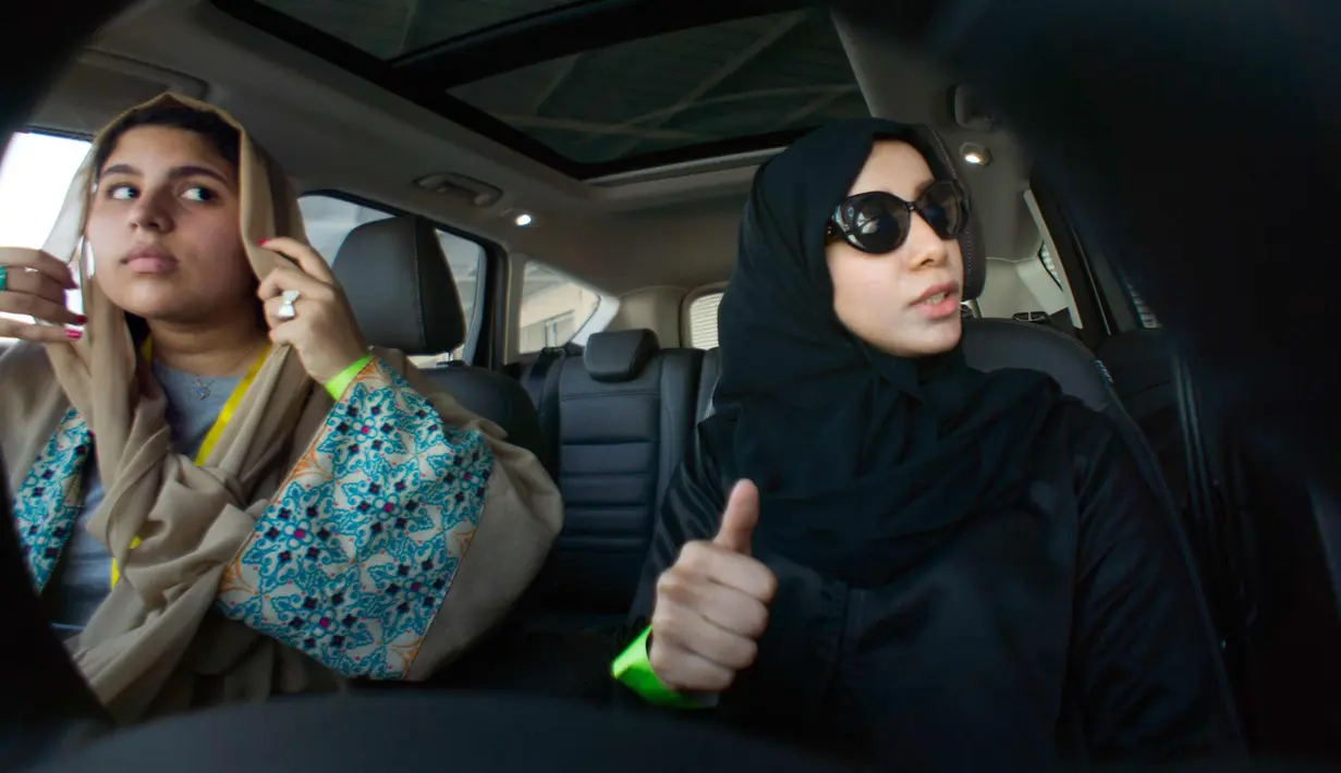 Dua siswa saat mengikuti kursus mengemudi untuk pertama kali di kampus Effat University, di Jeddah, Arab Saudi, (6/3). Raja Salman mengumumkan bahwa wanita diizinkan mengemudi pada 2018. (AP Photo/Amr Nabil)