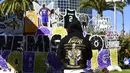 Seorang fans berdiri di depan tugu peringatan di dekat Staples Center, Los Angeles, California, Selasa (26/1/2021) untuk mengenang 1 tahun meninggalnya bintang LA Lakers, Kobe Bryant bersama putrinya, Gianna dalam sebuah tragedi kecelakaan helikopter. (AFP/Frederic J. Brown)