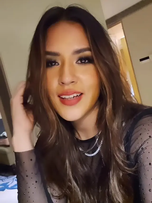 Potret Raisa dengan Makeup Berantakan Usai Manggung