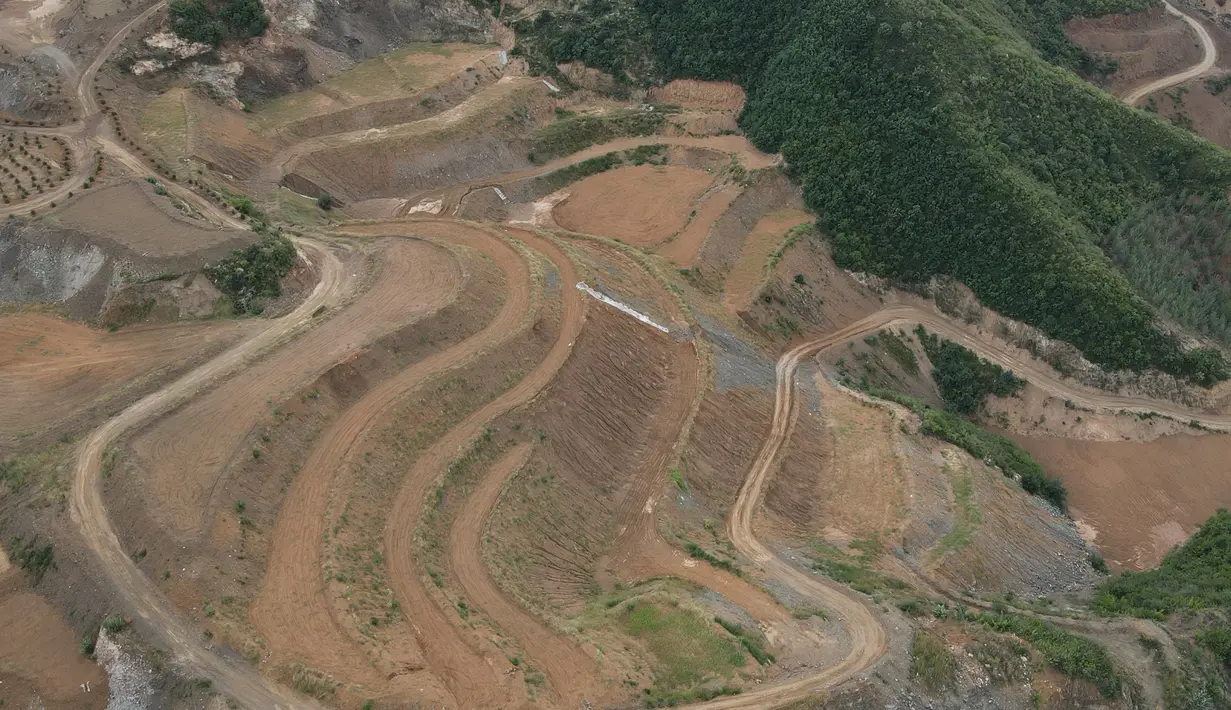 Foto udara menunjukkan ladang untuk penaburan benih usai bekas tambang direstorasi di Kota Maquanzi, Wilayah Otonom Etnis Manchu Qinglong, Provinsi Hebei, China, 5 September 2020. Wilayah tersebut berfokus pada restorasi tambang terbuka dan reklamasi sekitar 584 hektare lahan. (Xinhua/Yang Shiyao)
