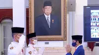 Paskibraka 2020 wakil Bali, I Gusti Agung Bagus Kade Sanggra Wira Adhinata, saat dikukuhkan sebagai Pasukan Pengibar Bendera Pusaka tahun 2020 oleh Presiden Joko Widodo (Jokowi) di Istana Negara pada Kamis, 13 Agustus 2020. (Foto: Dokumen Istana)