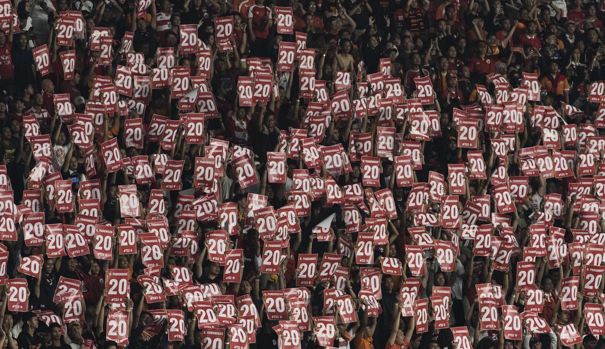 Suporter Persija Jakarta memberikan dukungan kepada Bambang Pamungkas saat melawan Persebaya Surabaya pada laga Liga 1 di SUGBK, Jakarta, Selasa (17/12). Persija kalah 1-2 dari Persebaya. (Bola.com/Vitalis Yogi Trisna)