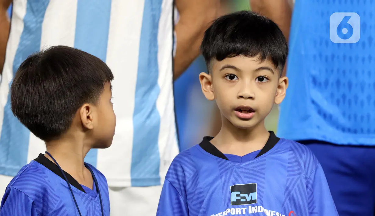 Kedua tim mengenakan seragam kebesaran, Indonesia merah dan Argentina biru-putih. (Liputan6.com/Helmi Fithriansyah)