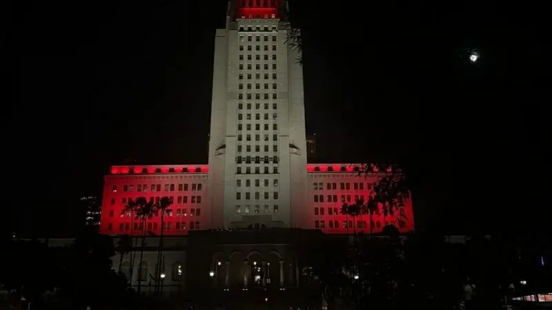 Cahaya lampu merah putih terlihat menghiasi Balai Kota Los Angeles untuk memeriahkan HUT ke-79 RI di kota itu. (Instagram KBRI LA)