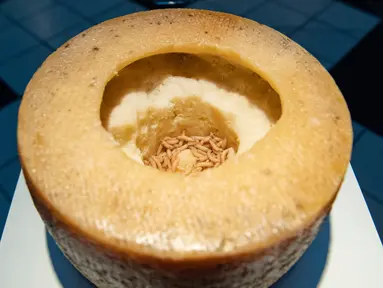 Keju Sardinia Casu Marzu berisi belatung hidup ditampilkan dalam Disgusting Food Museum atau Museum Makanan menjijikan di Malmo, Swedia, 4 November 2018. Pameran itu menampilkan 80 makanan paling menjijikkan di dunia. (Johan NILSSON/TT NEWS AGENCY/AFP)
