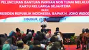 Presiden Joko Widodo atau Jokowi meluncurkan Bantuan Pangan Non Tunai (BPNT) melalui Kartu Keluarga Sejahtera (KKS), Jakarta, Kamis (23/2). Peluncuran ini juga dilakukan secara serentak di beberapa kota Indonesia. (Liputan6.com/Angga Yuniar)