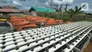 Kaum ibu dari Pengurus Kelompok Wanita Tani (KWT) Berkah memelihara padi dan lele dengan sistem aquaponik di Kampung Ramah Lingkungan, Mutiara Bogor Raya, Katulampa, Kota Bogor, Jawa Barat, Minggu (13/12/2020). (merdeka.com/Arie Basuki)