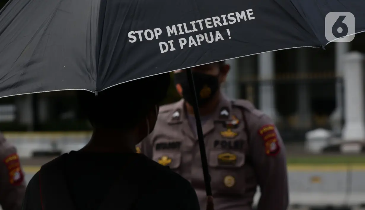 Aktivis dan keluarga serta korban pelanggaran HAM masa lalu melakukan Aksi Kamisan di depan Istana Negara, Kamis (25/11/2021). Sejak 18 Januari 2007, para korban dan keluarga menuntut tanggung jawab negara dalam menuntaskan kasus pelanggaran HAM di Indonesiaa. (Liputan6.com/Helmi Fithriansyah)