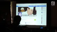 Layar monitor menampilkan akun media sosial asli milik Hutomo Mandala Putra, Jakarta, Kamis (5/10). Kuasa hukum Hutomo Mandala Putra menyampaikan hal terkait berita hoax lewat akun palsu yang mengatasnamakan kliennya. (Liputan6.com/Helmi Fithriansyah)