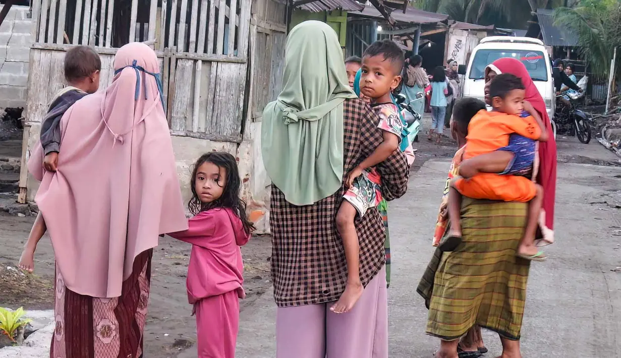 Warga desa meninggalkan rumah mereka untuk mencari tempat aman setelah gempa bumi melanda Desa Talibura, Sikka, Nusa Tenggara Timur,Sabtu, 15 Agustus 2026. (AFP/ Arnold Welianto)