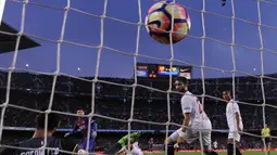 Striker Barcelona, Lionel Messi, berhasil menjebol gawang Sevilla. Gol Barcelona dicetak oleh Luis Suarez pada menit ke-25 dan Lionel Messi masing-masing pada menit ke-28 dan 33. (AFP/Josep Lago).
