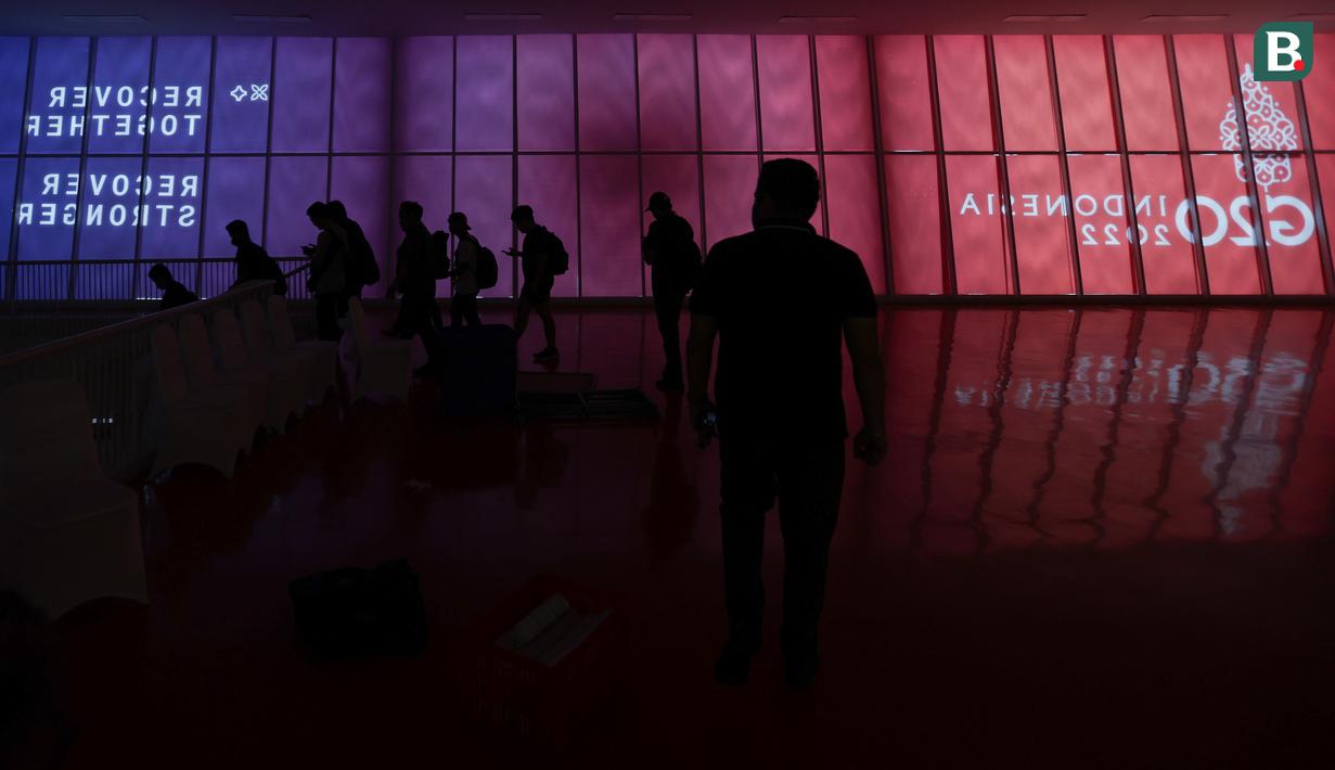 <p>Para wartawan berjalan mengikuti Ketua PSSI, Mochamad Iriawan saat meninjau kesiapan Stadion Utama Gelora Bung Karno (SUGBK) menjelang laga perdana Timnas Indonesia melawan Timnas Kamboja pada perhelatan Piala AFF 2022, Kamis (22/12/2022). (Bola.com/Bagaskara Lazuardi)</p>