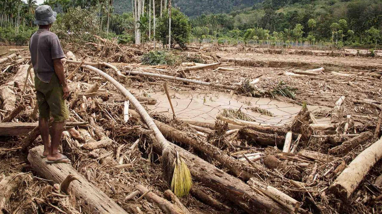 FOTO: Paska Banjir Bandang 12 Maret, Kawasan Nagari Pelangai Gadang Masih Dipenuhi Material Banjir dan Lumpur