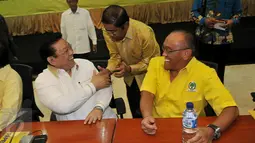 Idrus Marham (tengah) bersalaman dengan Agung Laksono saat menghadiri Rapat Pengurus Harian Partai Golkar di DPP Partai Golkar, Jakarta, Kamis (4/2/2016). Rapat harian ini yang pertama dilakukan setelah setahun lebih PG terbelah.(Liputan6.com/Johan Tallo)